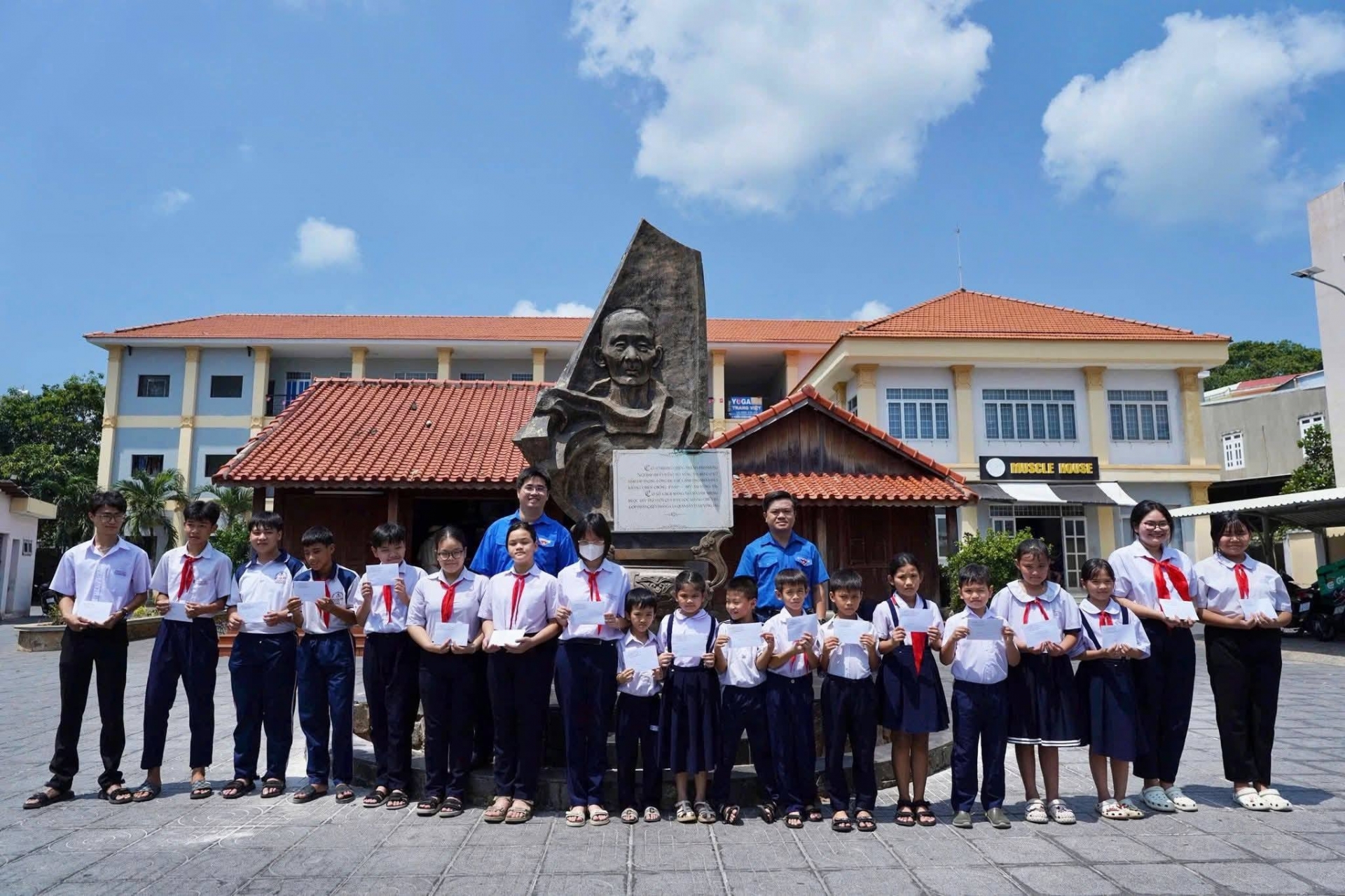 ຊາວໜຸ່ມ ຫວຽດນາມ – ລາວ – ກຳປູເຈຍ ແຜ່ຂະຫຍາຍຄວາມຮັບຜິດຊອບ, ອຸທິດຕົນເພື່ອຊຸມຊົນ