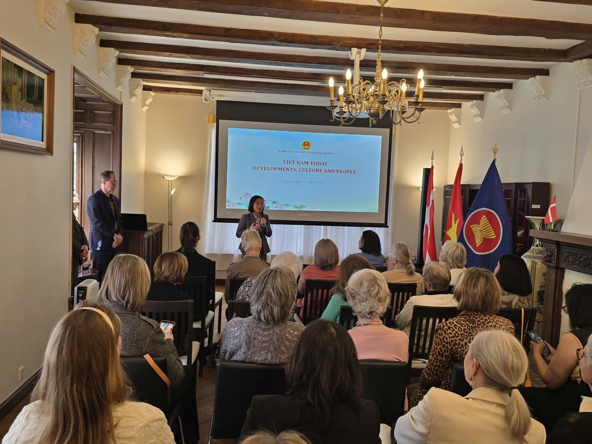 ໂຄສະນາພາບພົດຂອງ ຫວຽດນາມ ສູ່ເພື່ອນມິດ ດານມາກ ແລະ ສາກົນ