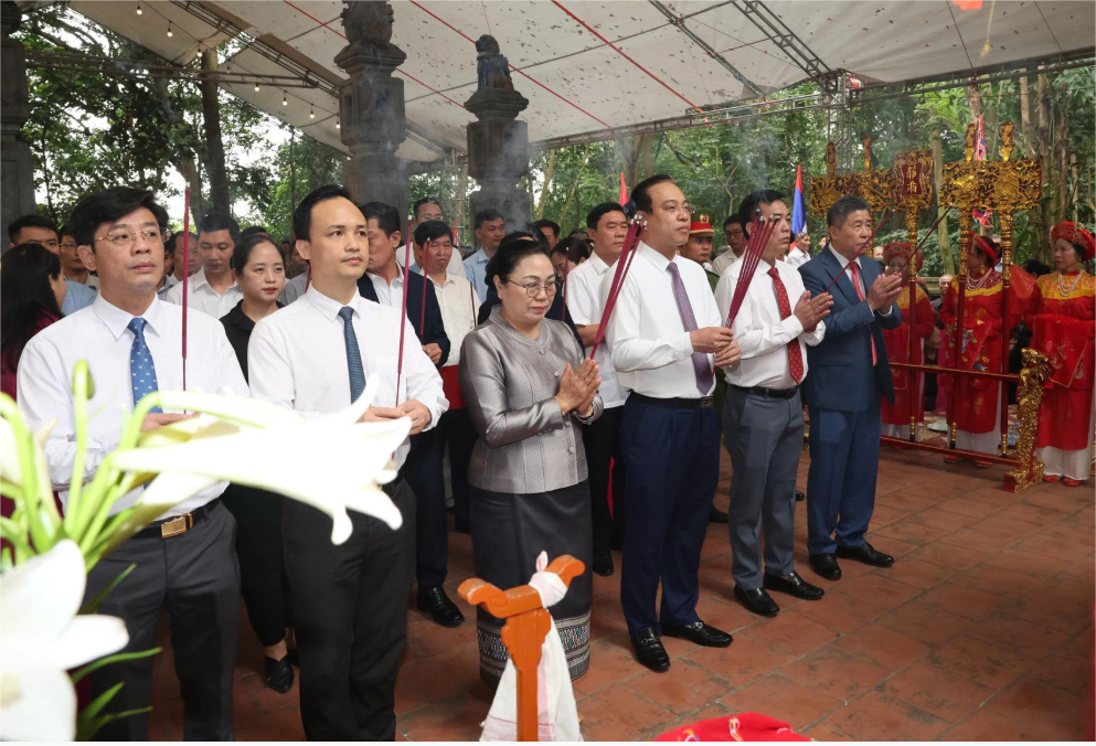 ເທດສະການຮີດຄອງປະເພນີ ເຊີດຊູສັນຍະລັກແຫ່ງຄວາມສາມັກຄີ ຫວຽດນາມ – ລາວ