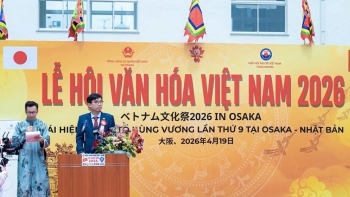 ເທດສະການວັດທະນະທຳຫວຽດນາມ ຢູ່ໂອຊາກ້າ, ປະເທດຍີ່ປຸ່ນ ຈຳລອງພິທີໄຫວ້ບູຊາບັນພະບຸລຸດເຈົ້າຊີວິດຮຸ່ງ ທີ່ເຕັມໄປດ້ວຍຄວາມຕື້ນຕັນໃຈ ແລະ ແຜ່ຂະຫຍາຍຢ່າງກວ້າງຂວາງ