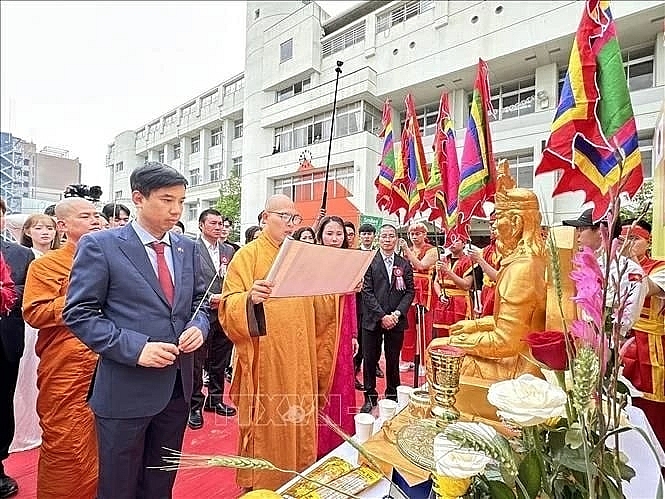 ເທດສະການວັດທະນະທຳຫວຽດນາມ ຢູ່ໂອຊາກ້າ, ປະເທດຍີ່ປຸ່ນ ຈຳລອງພິທີໄຫວ້ບູຊາບັນພະບຸລຸດເຈົ້າຊີວິດຮຸ່ງ ທີ່ເຕັມໄປດ້ວຍຄວາມຕື້ນຕັນໃຈ ແລະ ແຜ່ຂະຫຍາຍຢ່າງກວ້າງຂວາງ