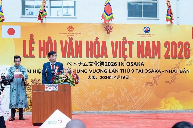 ເທດສະການວັດທະນະທຳຫວຽດນາມ ຢູ່ໂອຊາກ້າ, ປະເທດຍີ່ປຸ່ນ ຈຳລອງພິທີໄຫວ້ບູຊາບັນພະບຸລຸດເຈົ້າຊີວິດຮຸ່ງ ທີ່ເຕັມໄປດ້ວຍຄວາມຕື້ນຕັນໃຈ ແລະ ແຜ່ຂະຫຍາຍຢ່າງກວ້າງຂວາງ