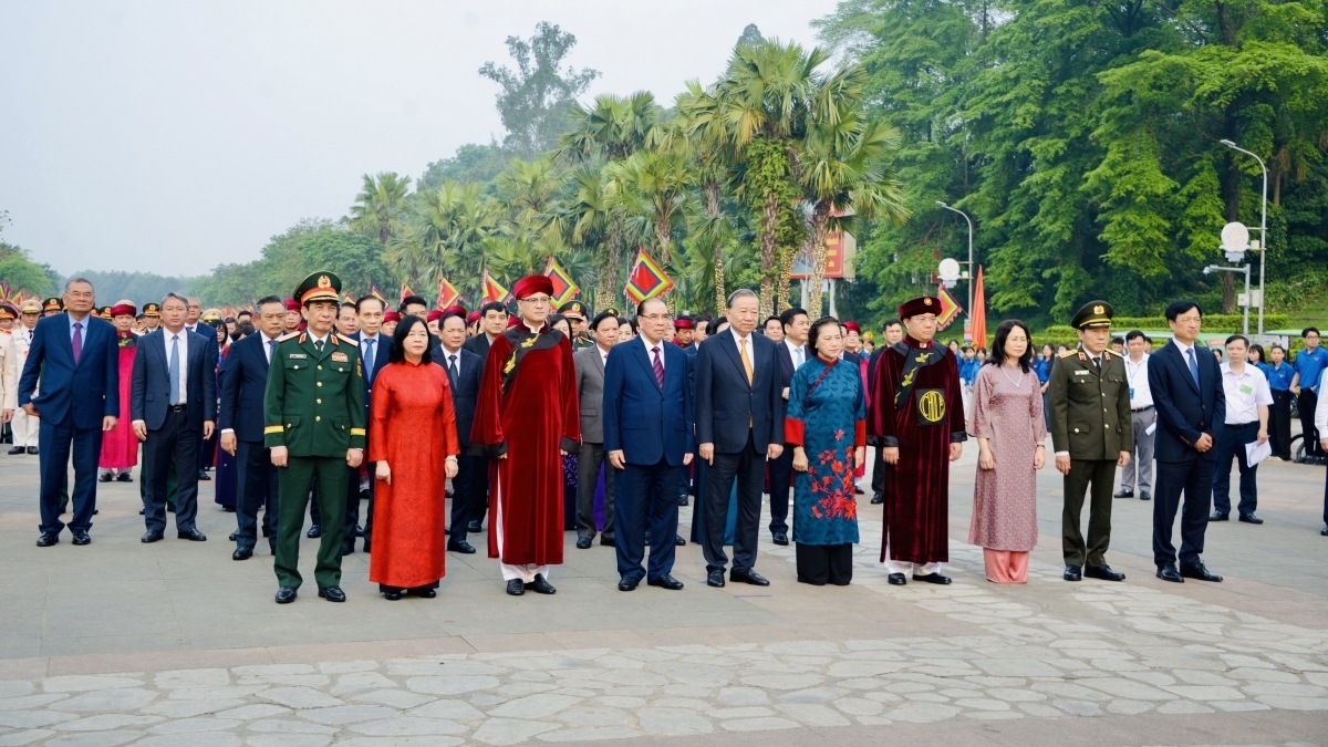 ທ່ານເລຂາທິການໃຫຍ່, ປະທານປະເທດ ໂຕເລິມ ຖະຫວາຍທູບທຽນອາໄລຫາບັນດາເຈົ້າຊີວິດ ຮຸ່ງ ຢູ່ ຝູເທາະ