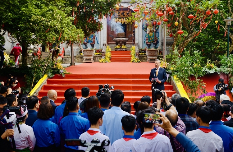 ທ່ານເລຂາທິການໃຫຍ່, ປະທານປະເທດ ໂຕເລິມ ຖະຫວາຍທູບທຽນອາໄລຫາບັນດາເຈົ້າຊີວິດ ຮຸ່ງ ຢູ່ ຝູເທາະ