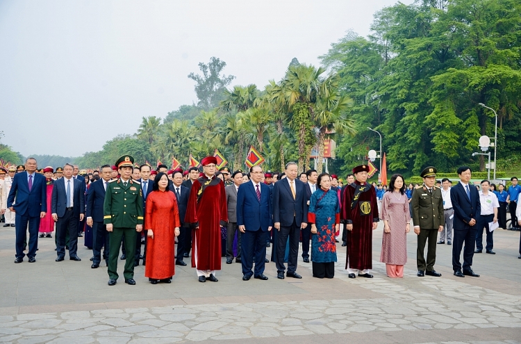 ທ່ານເລຂາທິການໃຫຍ່, ປະທານປະເທດ ໂຕເລິມ ຖະຫວາຍທູບທຽນອາໄລຫາບັນດາເຈົ້າຊີວິດ ຮຸ່ງ ຢູ່ ຝູເທາະ