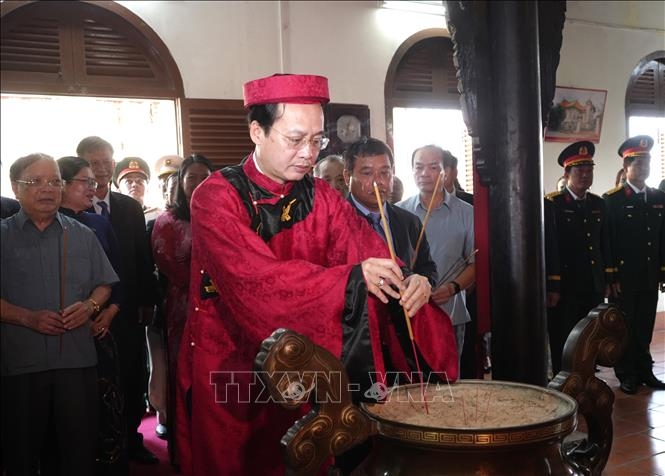 ບັນດາທ້ອງຖິ່ນຈັດພິທີໄຫວ້ບູຊາບັນພະບຸລຸດເຈົ້າຊີວິດຮຸ່ງຢ່າງສົມກຽດ