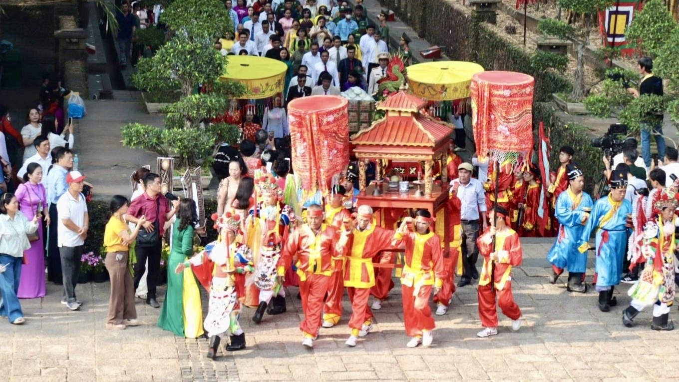 ບັນດາທ້ອງຖິ່ນຈັດພິທີໄຫວ້ບູຊາບັນພະບຸລຸດເຈົ້າຊີວິດຮຸ່ງຢ່າງສົມກຽດ