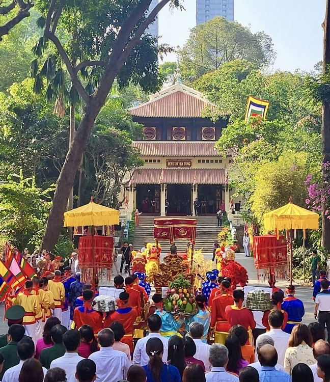 ບັນດາທ້ອງຖິ່ນຈັດພິທີໄຫວ້ບູຊາບັນພະບຸລຸດເຈົ້າຊີວິດຮຸ່ງຢ່າງສົມກຽດ