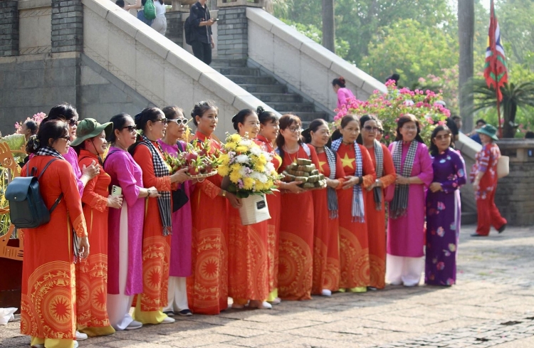 ບັນດາທ້ອງຖິ່ນຈັດພິທີໄຫວ້ບູຊາບັນພະບຸລຸດເຈົ້າຊີວິດຮຸ່ງຢ່າງສົມກຽດ
