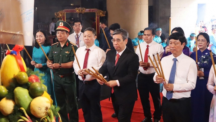 ບັນດາທ້ອງຖິ່ນຈັດພິທີໄຫວ້ບູຊາບັນພະບຸລຸດເຈົ້າຊີວິດຮຸ່ງຢ່າງສົມກຽດ