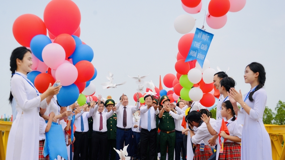 ພິ​ທີ​ເອົາ​ທຸງ​ຂຶ້ນ​ເສົາ “ທ້ອນ​ໂຮມ​ປະ​ເທດ​ຊາດ​ເປັນ​ເອ​ກະ​ພາບ” ຢູ່​ແຂວງ ກວາງ​ຈິ