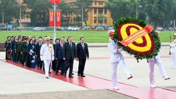 ການນຳພັກ, ລັດ ເຂົ້າວາງພວງມາລາ ແລະ ຢ້ຽມຂຳນັບສົບ ປະທານ ໂຮ່ຈີມິນ ເນື່ອງໃນໂອກາດສະເຫຼີມສະຫຼອງວັນປົດປ່ອຍພາກໃຕ້, ທ້ອນໂຮມປະເທດຊາດເປັນເອກະພາບ ຄົບຮອບ 51 ປີ