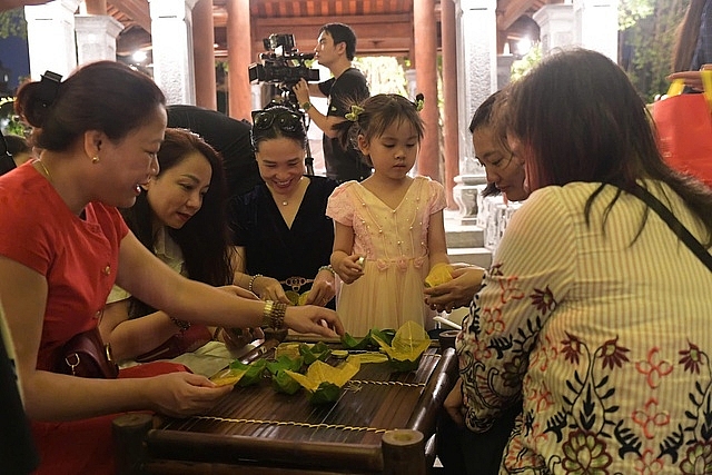 ຈາກມໍລະດົກສູ່ປະສົບການ: ຈຸດນັດພົບໃໝ່ຂອງການທ່ອງທ່ຽວວັດທະນະທຳຍາມຄ່ຳຄືນຢູ່ ວັນມ໋ຽວ – ກວກຕືຢາມ (Văn Miếu – Quốc Tử Giám)