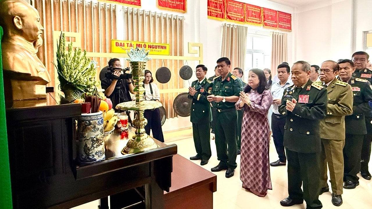 ຮັດແໜ້ນນ້ຳໃຈໄມຕີຈິດມິດຕະພາບ ເພື່ອນມິດສະຫາຍ ຫວຽດນາມ - ລາວ