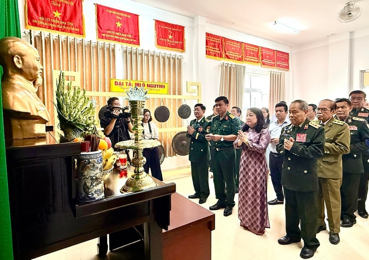 ຮັດແໜ້ນນ້ຳໃຈໄມຕີຈິດມິດຕະພາບ ເພື່ອນມິດສະຫາຍ ຫວຽດນາມ - ລາວ