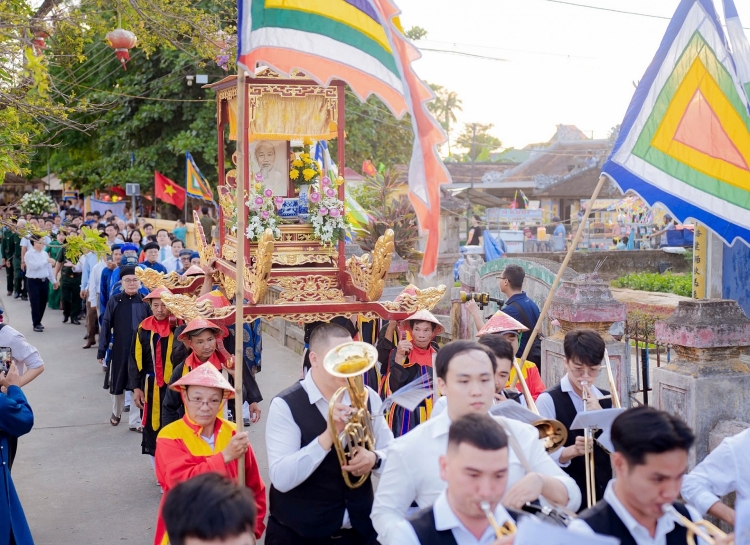 ເທສະການໝູ່ບ້ານ ເຢືອງໂນ້ - ສະຖານທີ່ທີ່ປະທານ ໂຮ່ຈີມິນ ເຄີຍດຳລົງຊີວິດ ແລະ ສຶກສາຮ່ຳຮຽນໃນໄວເຍົາ ເທສະການໝູ່ບ້ານ ເຢືອງໂນ້ - ສະຖານທີ່ທີ່ປະທານ ໂຮ່ຈີມິນ ເຄີຍດຳລົງຊີວິດ ແລະ ສຶກສາຮ່ຳຮຽນໃນໄວເຍົາ