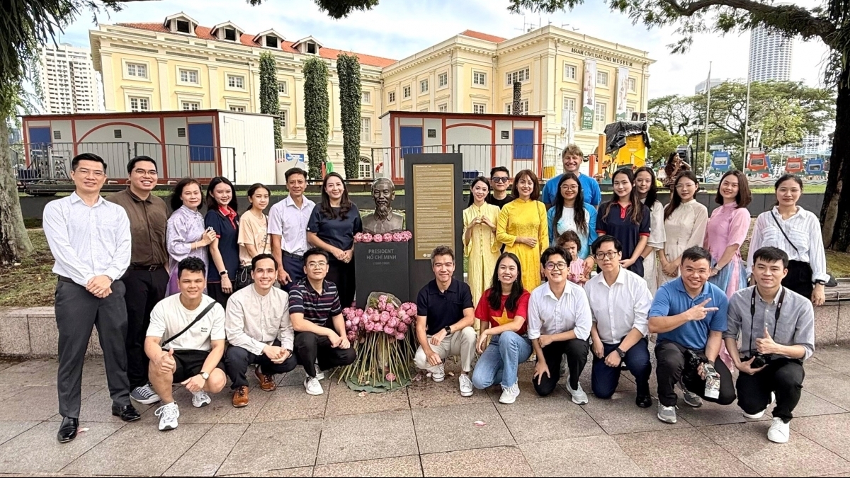ຊາວຫວຽດນາມ ປະຈຳ ສິງກະໂປ ຮ່ວມກັນນ້ອມຖວາຍດອກບົວສົດອັນງົດງາມ 136 ດອກ ເນື່ອງໃນໂອກາດວັນຄ້າຍວັນເກີດ ປະທານ ໂຮ່ຈີມິນ