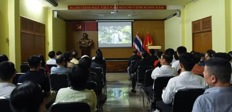 ຊາວຫວຽດນາມອາໄສຢູ່ຕ່າງປະເທດໃນຫຼາຍປະເທດ ຮ່ວມກັນສະເຫຼີມສະຫຼອງວັນຄ້າຍວັນເກີດ ປະທານ ໂຮ່ຈີມິນ ຄົບຮອບ 136 ປີ