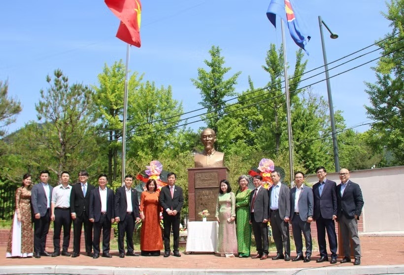 ຊາວຫວຽດນາມອາໄສຢູ່ຕ່າງປະເທດໃນຫຼາຍປະເທດ ຮ່ວມກັນສະເຫຼີມສະຫຼອງວັນຄ້າຍວັນເກີດ ປະທານ ໂຮ່ຈີມິນ ຄົບຮອບ 136 ປີ