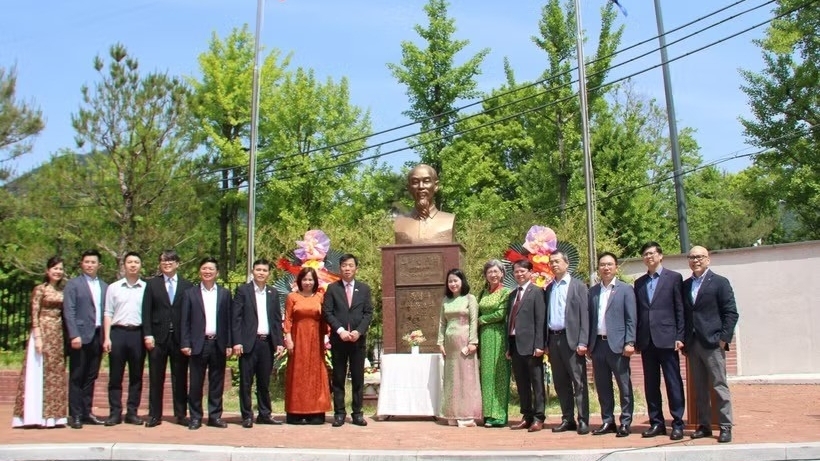 ຊາວຫວຽດນາມອາໄສຢູ່ຕ່າງປະເທດໃນຫຼາຍປະເທດ ຮ່ວມກັນສະເຫຼີມສະຫຼອງວັນຄ້າຍວັນເກີດ ປະທານ ໂຮ່ຈີມິນ ຄົບຮອບ 136 ປີ