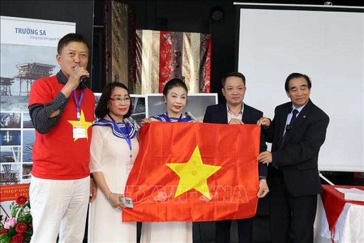 ຂະຫຍາຍຄວາມຮັກຕໍ່ກັບທະເລ ແລະ ເກາະດອນ ຂອງຫວຽດນາມ ຜ່ານງານວາງສະແດງຮູບພາບຢູ່ ປະເທດເຢຍລະມັນ ຂະຫຍາຍຄວາມຮັກຕໍ່ກັບທະເລ ແລະ ເກາະດອນ ຂອງຫວຽດນາມ ຜ່ານງານວາງສະແດງຮູບພາບຢູ່ ປະເທດເຢຍລະມັນ