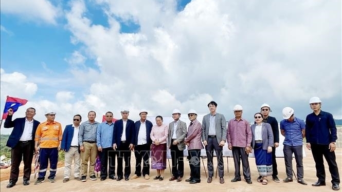 ຮອງປະທານສະພາແຫ່ງຊາດລາວ ຢ້ຽມຢາມ ແລະ ເຮັດວຽກ ຢູ່ໂຄງການລົງທຶນຈຸດສຸມຂອງຫວຽດນາມ