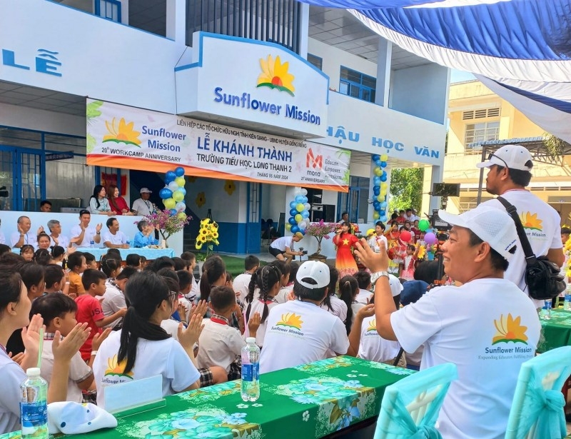 ອົງ​ການ Sunflower Mission ໄດ້​ໜູນ​ຊ່ວຍ​ກວ່າ 4,2 ຕື້​ດົ່ງ​ເພື່ອ​ສ້າງ​ໂຮງ​ຮຽນ​ຢູ່ Giong Rieng (ກຽນ​ຢາງ)