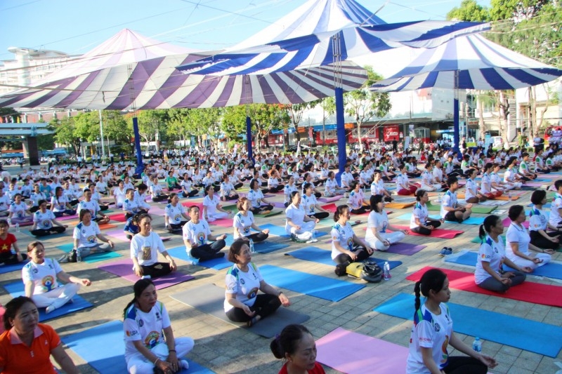 ມີ​ເກືອບ 1.000 ຄົນ​ເຂົ້າ​ຮ່ວມ​ວັນ Yoga ສາ​ກົນ 2024 ຢູ່ ເກີນເທີ