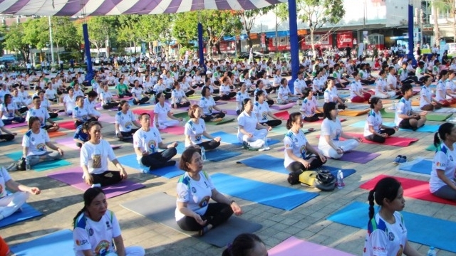 ມີ​ເກືອບ 1.000 ຄົນ​ເຂົ້າ​ຮ່ວມ​ວັນ Yoga ສາ​ກົນ 2024 ຢູ່ ເກີນເທີ