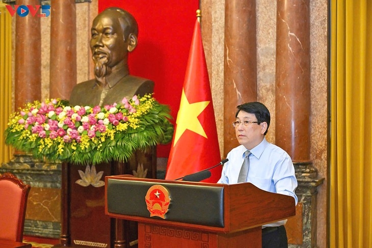 ປະທານປະເທດ ເລືອງເກື່ອງ ພົບປະກັບນັກສິລະປະການຢູ່ໝູ່ບ້ານອາຊີບຫັດຖະກຳດີເດັ່ນໃນທົ່ວປະເທດ