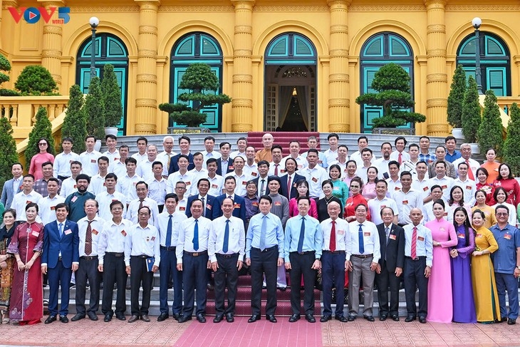 ປະ​ທານ​ປະ​ເທດ ເລືອງ​ເກື່ອງ ພົບ​ປະ​ກັບ​ນັກ​ສິ​ລະ​ປະ​​ການ​ຢູ່​ໝູ່​ບ້ານ​ອາ​ຊີບ​ຫັດ​ຖະ​ກຳ​ດີ​ເດັ່ນ​ໃນ​ທົ່ວ​ປະ​ເທດ