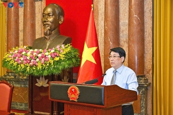 ປະ​ທານ​ປະ​ເທດ ເລືອງ​ເກື່ອງ ພົບ​ປະ​ກັບ​ນັກ​ສິ​ລະ​ປະ​​ການ​ຢູ່​ໝູ່​ບ້ານ​ອາ​ຊີບ​ຫັດ​ຖະ​ກຳ​ດີ​ເດັ່ນ​ໃນ​ທົ່ວ​ປະ​ເທດ