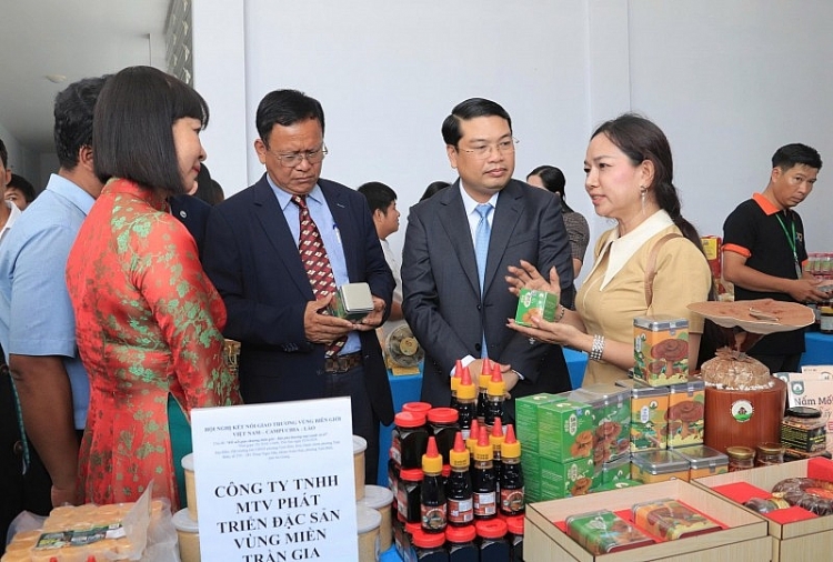 ການເຊື່ອມຕໍ່ການແລກປ່ຽນການຄ້າຊາຍແດນ ຫວຽດນາມ - ກຳປູເຈຍ - ລາວ: ຊຸກຍູ້ການຄ້າສີຂຽວ ແລະ ການຫັນເປັນດີຈີຕອນ