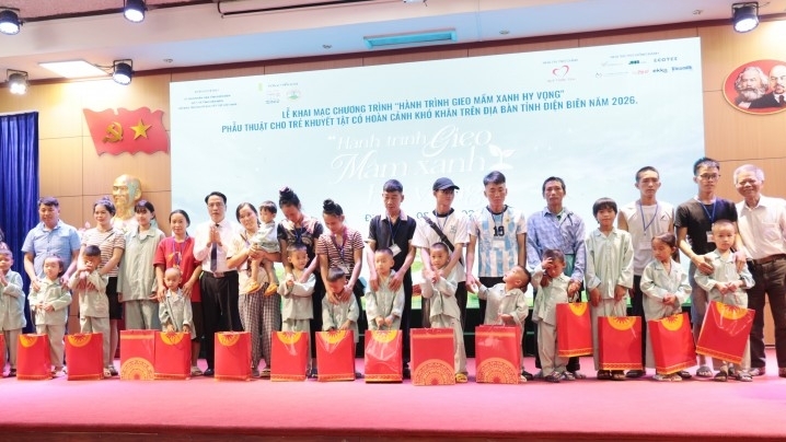 ສືບຕໍ່ “ການເດີນທາງຫວ່ານເມັດພັນຂຽວແຫ່ງຄວາມຫວັງ” ໃຫ້ແກ່ເດັກພິການຢູ່ ດຽນບຽນ (Điện Biên)