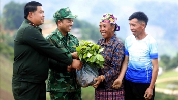 ຊາຍແດນຜູກພັນ, ພູນຄູນສ້າງສາຍພົວພັນມິດຕະພາບອັນພິເສດ ຫວຽດ - ລາວ