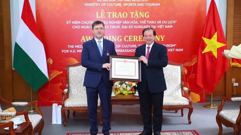 ການມອບຫຼຽນກາທີ່ລະລຶກ “ເພື່ອພາລະກິດວັດທະນະທຳ, ກິລາ ແລະ ການທ່ອງທ່ຽວ” ໃຫ້ແກ່ ທ່ານເອກອັກຄະລັດຖະທູດ ຮົງກາລີ
