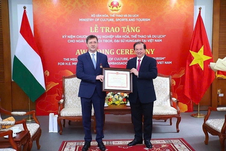 ການມອບຫຼຽນກາທີ່ລະລຶກ “ເພື່ອພາລະກິດວັດທະນະທຳ, ກິລາ ແລະ ການທ່ອງທ່ຽວ” ໃຫ້ແກ່ ທ່ານເອກອັກຄະລັດຖະທູດ ຮົງກາລີ