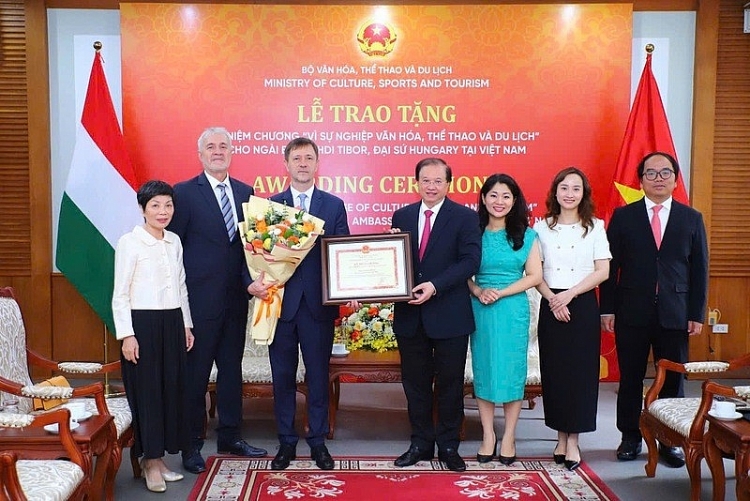 ການມອບຫຼຽນກາທີ່ລະລຶກ “ເພື່ອພາລະກິດວັດທະນະທຳ, ກິລາ ແລະ ການທ່ອງທ່ຽວ” ໃຫ້ແກ່ ທ່ານເອກອັກຄະລັດຖະທູດ ຮົງກາລີ