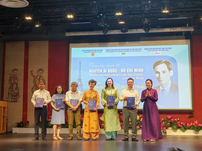 ເຊີດຊູມໍລະດົກ ປະທານ ໂຮ່ຈີມິນ ຢູ່ທີ່ ຝຣັ່ງ