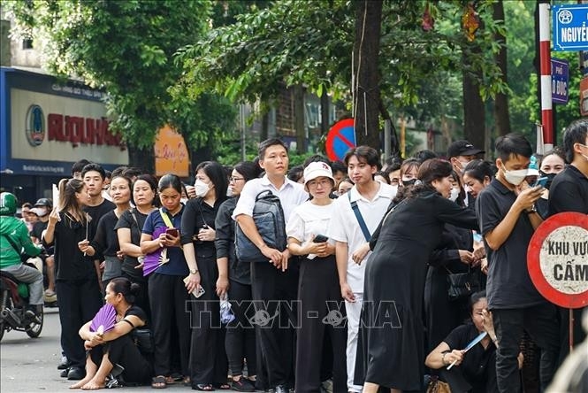 ປະຊາຊົນຢືນລຽນແຖວເພື່ອເຂົ້າໄຫວ້ອາໄລ ທ່ານເລຂາທິການໃຫຍ່ ຫງວຽນຟູ໋ຈ້ອງ ຢູ່ທີ່ຫໍງານສົບແຫ່ງຊາດ