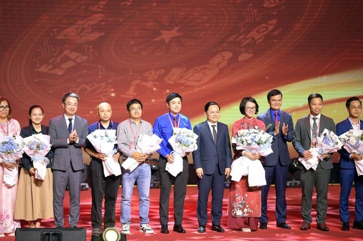 ໄຂເປີດ​ເວ​ທີ​ປາ​ໄສ​ສາ​ກົນ​ບັນ​ດາ​ນັກປັນຍາໜຸ່ມ​ຫວຽດ​ນາມ ຄັ້ງ​ທີ 6