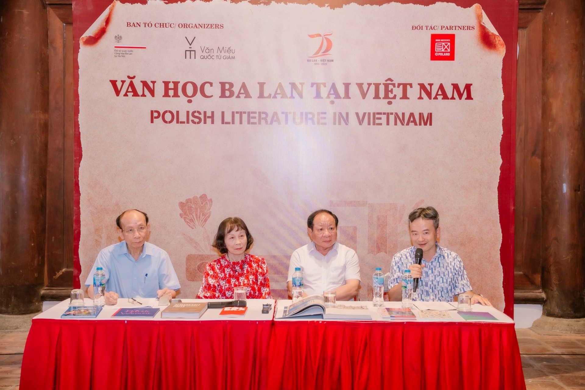 ບັນດາຂົວຕໍ່ນຳ​ເອົາ​ວັນນະຄະດີ​ໂປ​ໂລຍ ​ມາ​ໃຫ້​ຜູ້​ອ່ານ​ຫວຽດນາມ