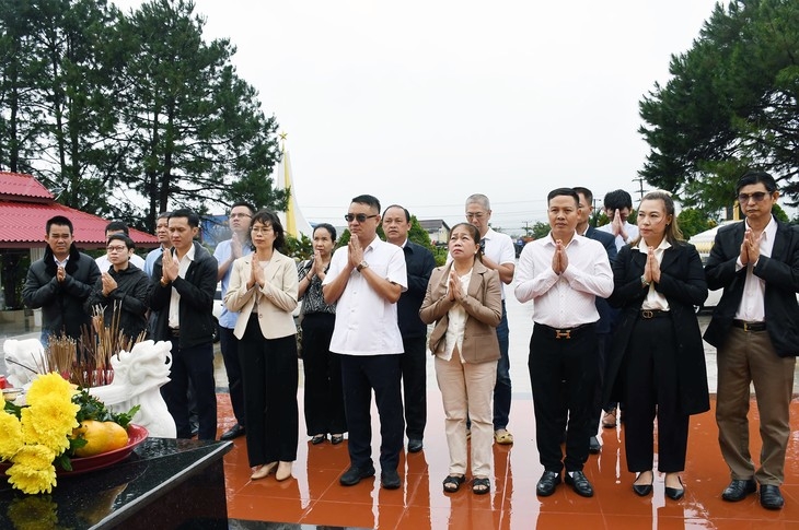 ກົງ​ສູນ​ໃຫ່​ຍ ສ​ສ ຫວຽດ​ນາມ ປະຈໍາພາກໃຕ້ລາວ ວາງພວງມາລາ ຢູ່ອະນຸສາວະລີຮ່ວມສໍາພັນສູ້ຮົບ ລາວ-ຫວຽດນາມ