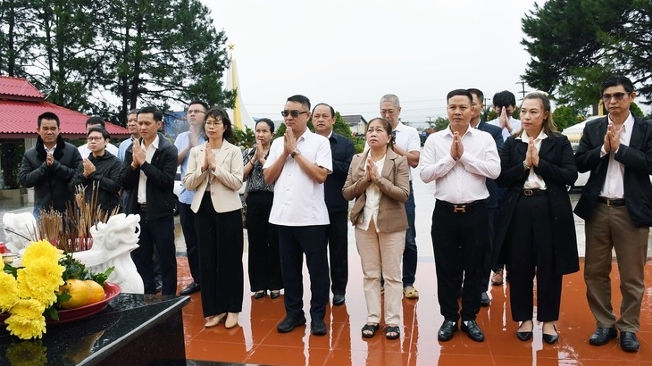 ກົງ​ສູນ​ໃຫ່​ຍ ສ​ສ ຫວຽດ​ນາມ ປະຈໍາພາກໃຕ້ລາວ ວາງພວງມາລາ ຢູ່ອະນຸສາວະລີຮ່ວມສໍາພັນສູ້ຮົບ ລາວ-ຫວຽດນາມ