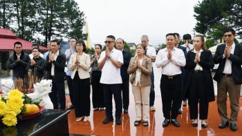 ກົງ​ສູນ​ໃຫ່​ຍ ສ​ສ ຫວຽດ​ນາມ ປະຈໍາພາກໃຕ້ລາວ ວາງພວງມາລາ ຢູ່ອະນຸສາວະລີຮ່ວມສໍາພັນສູ້ຮົບ ລາວ-ຫວຽດນາມ
