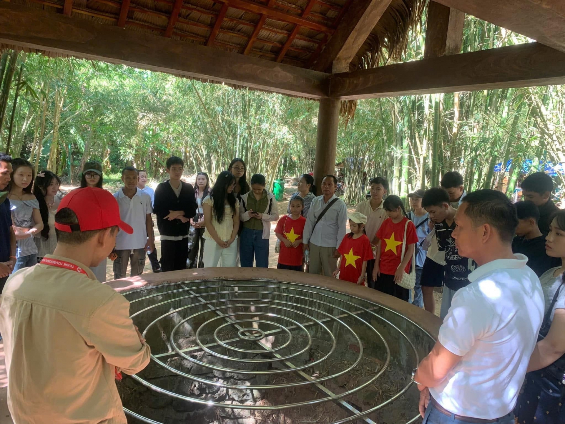 ນັກຮຽນ, ຄູອາຈານ 4 ແຂວງພາກໃຕ້ຂອງລາວ ຮ່ວມແລກປ່ຽນ, ຊອກຮູ້ປະຫວັດສາດ - ວັດທະນະທຳ ຢູ່ທີ່ ກວາງຈິ