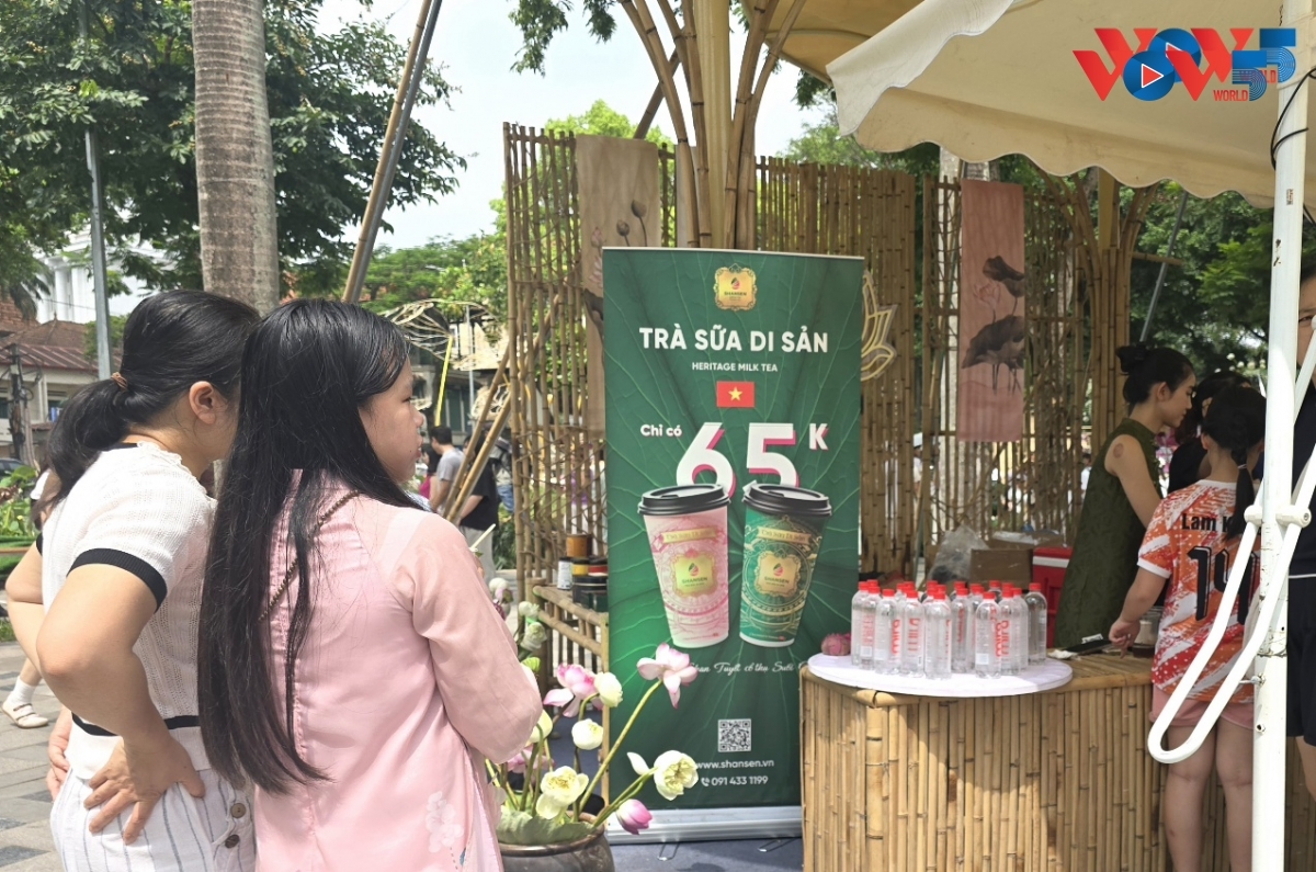 ງານບຸນດອກບົວ ຮ່າໂນ້ຍ ປະຈຳປີ 2026 ດຶງດູດນັກທ່ອງທ່ຽວໄດ້ປະມານ 300.000 ເທື່ອຄົນ ງານບຸນດອກບົວ ຮ່າໂນ້ຍ ປະຈຳປີ 2026 ດຶງດູດນັກທ່ອງທ່ຽວໄດ້ປະມານ 300.000 ເທື່ອຄົນ