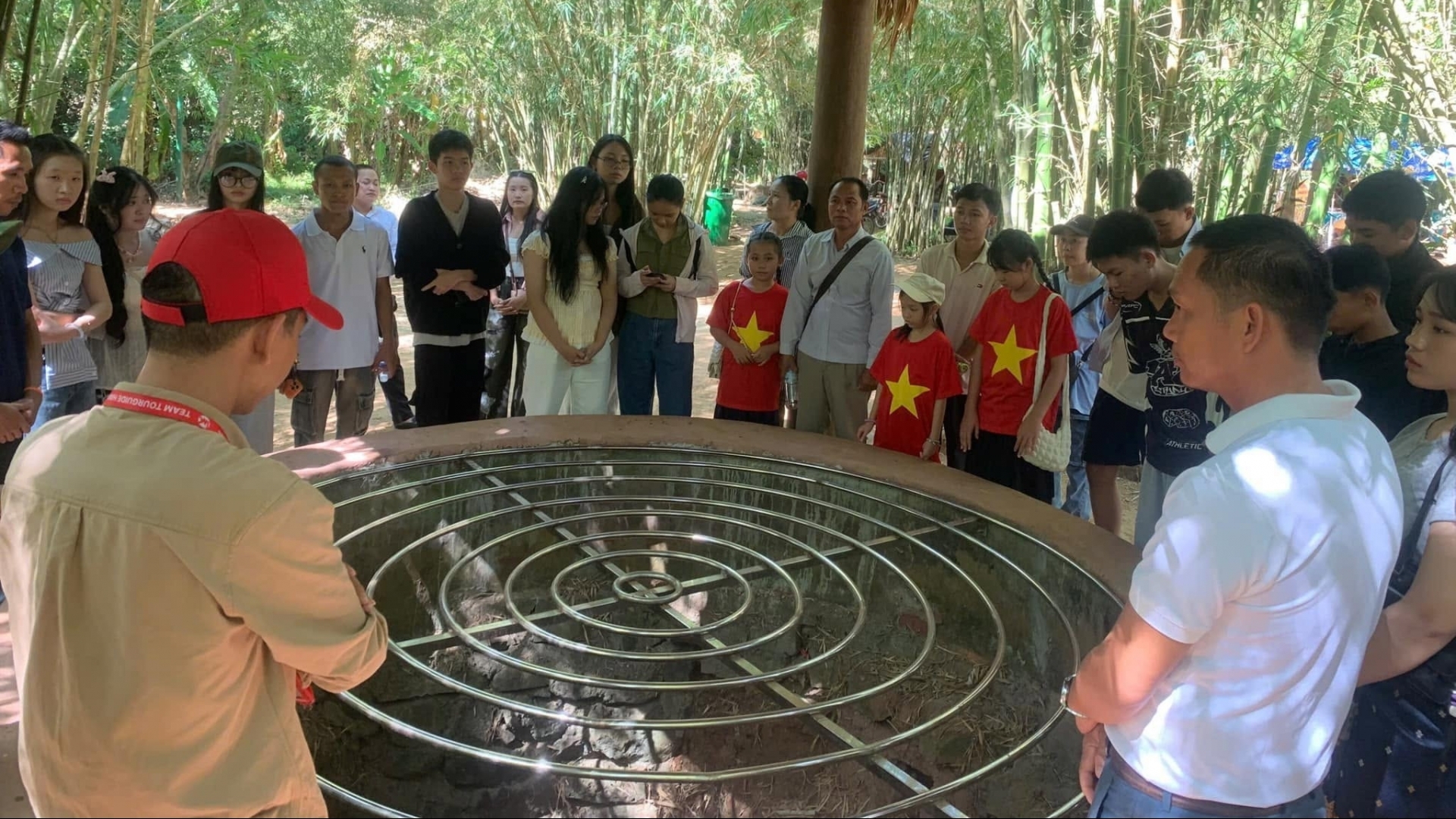 ນັກຮຽນ, ຄູອາຈານ 4 ແຂວງພາກໃຕ້ຂອງລາວ ຮ່ວມແລກປ່ຽນ, ຊອກຮູ້ປະຫວັດສາດ - ວັດທະນະທຳ ຢູ່ທີ່ ກວາງຈິ