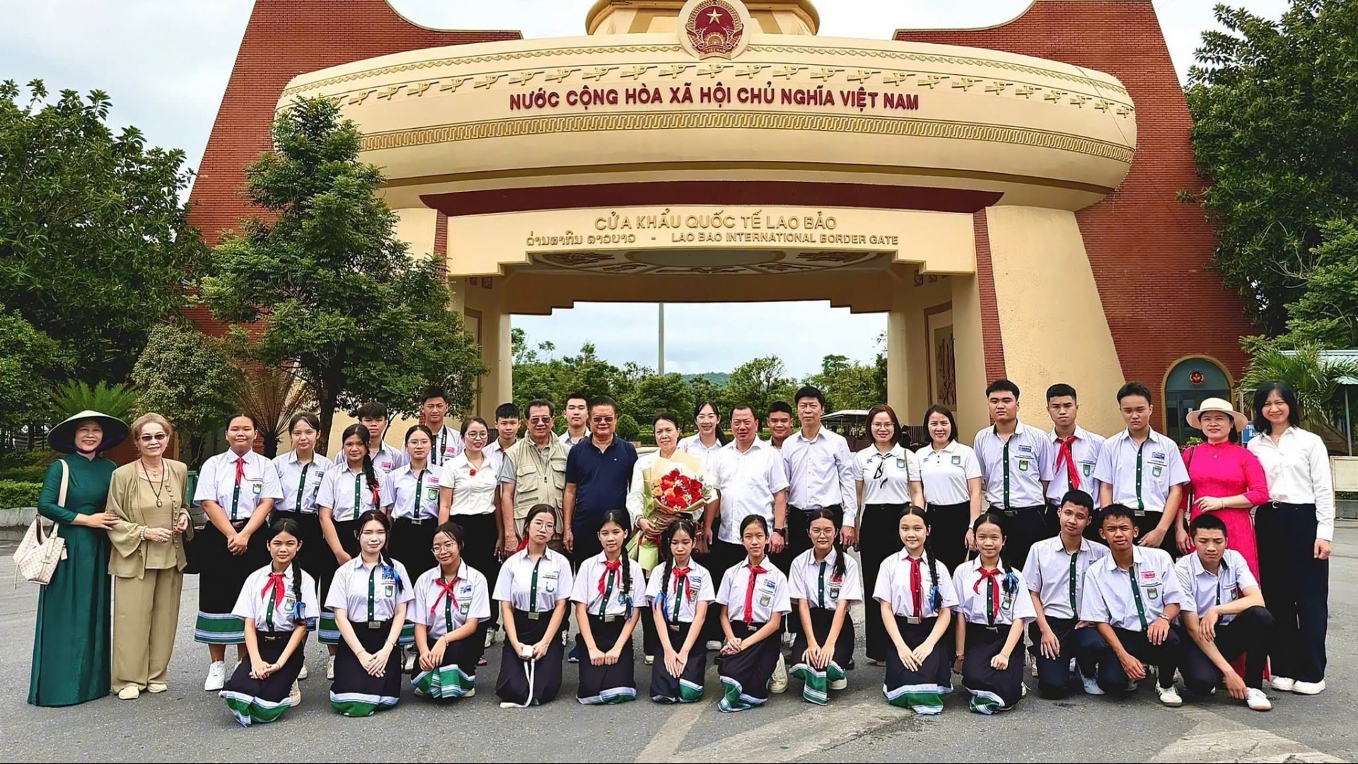 ນັກຮຽນໂຮງຮຽນສອງພາສາ ລາວ - ຫວຽດນາມ ຫງວຽນຢູ ຢ້ຽມຢາມ ແລະ ທົດລອງຕົວຈິງດ້ານວັດທະນະທຳ, ປະຫວັດສາດ ຫວຽດນາມ