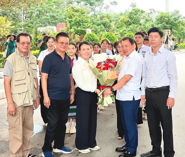 ນັກຮຽນໂຮງຮຽນສອງພາສາ ລາວ - ຫວຽດນາມ ຫງວຽນຢູ ຢ້ຽມຢາມ ແລະ ທົດລອງຕົວຈິງດ້ານວັດທະນະທຳ, ປະຫວັດສາດ ຫວຽດນາມ ນັກຮຽນໂຮງຮຽນສອງພາສາ ລາວ - ຫວຽດນາມ ຫງວຽນຢູ ຢ້ຽມຢາມ ແລະ ທົດລອງຕົວຈິງດ້ານວັດທະນະທຳ, ປະຫວັດສາດ ຫວຽດນາມ